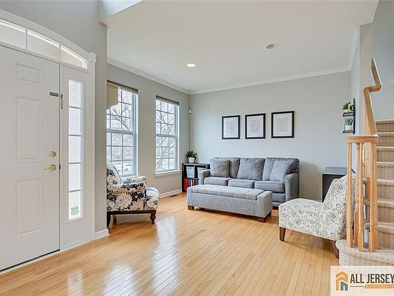 2nd image of 10 Eddington Ln