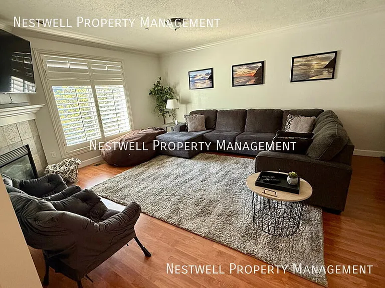 114 W Village Ln — Photo 2