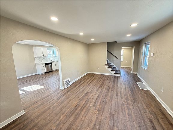 3rd image of 10113 Gibson St