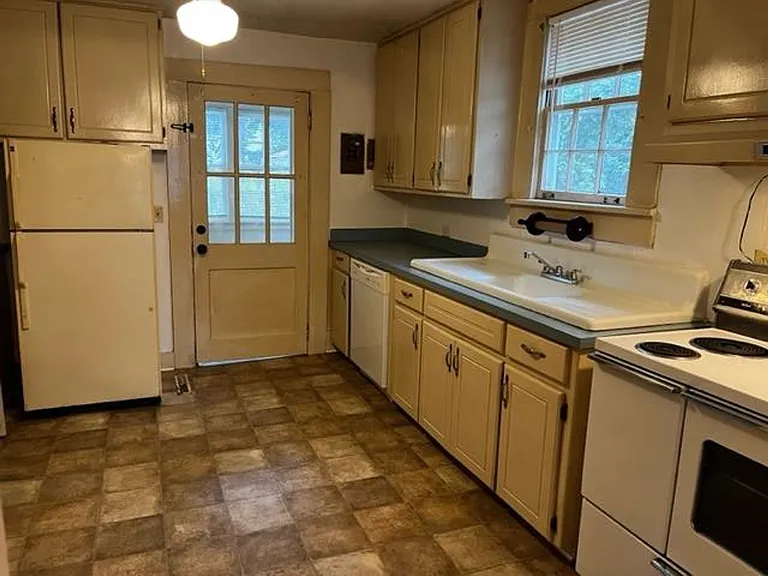 1508 McLeod Rd — Photo 4