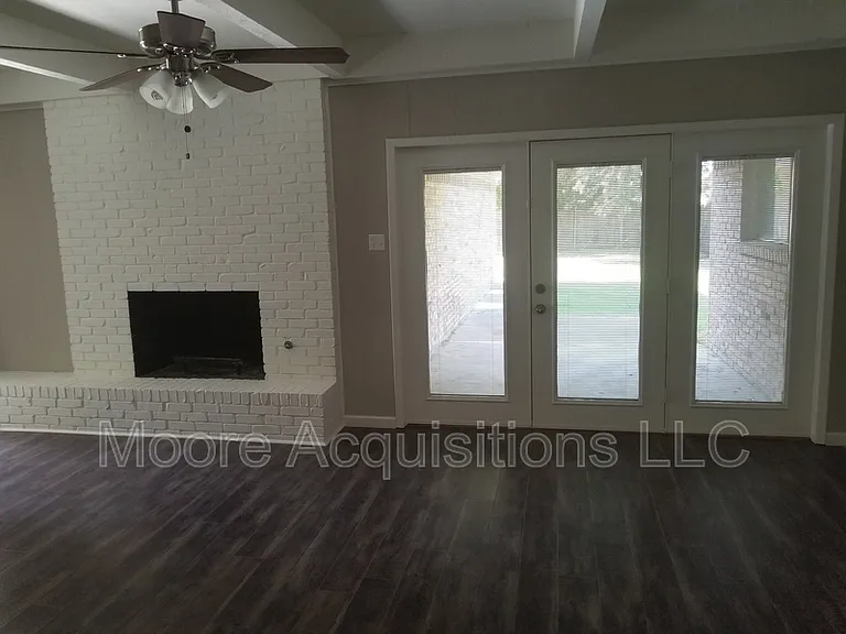 1833 Skyline Dr — Photo 3
