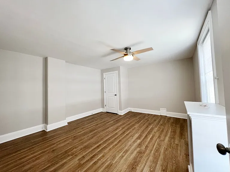 130 E Chestnut St — Photo 15