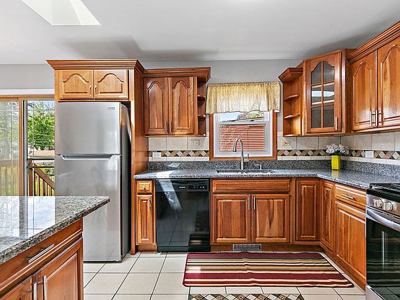 4th image of 4403 Maple Ct