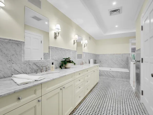 330 East 51st Street image 17 of 25