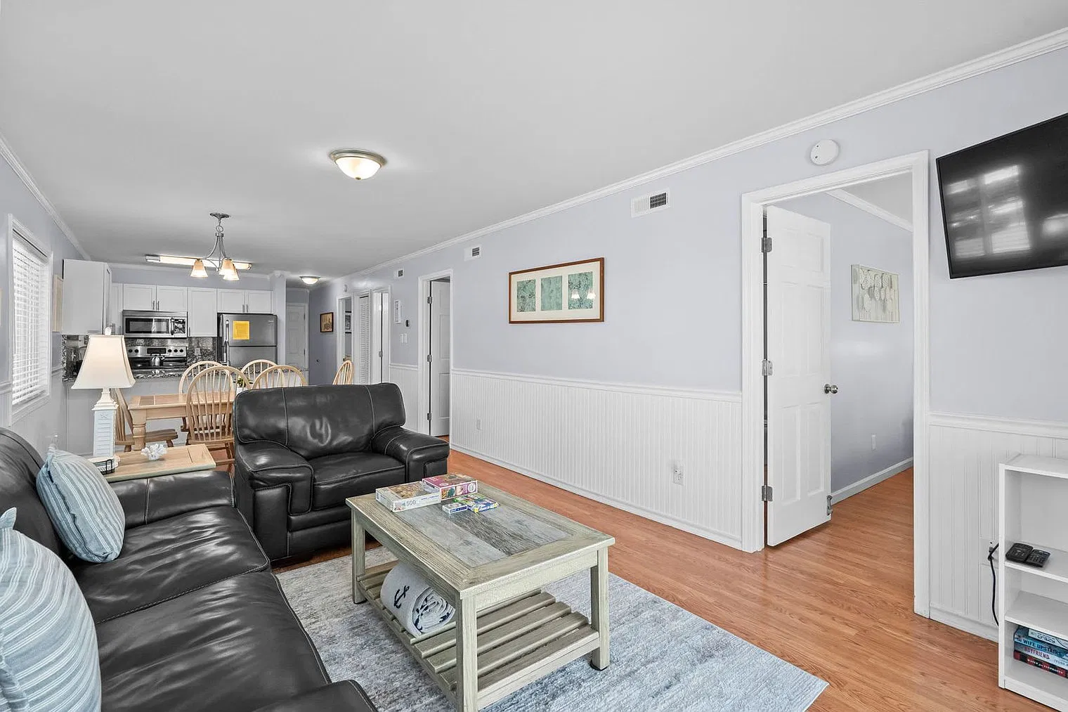 3 bed, 2.0 bath, 1001 sqft, $3,201 — Photo 3