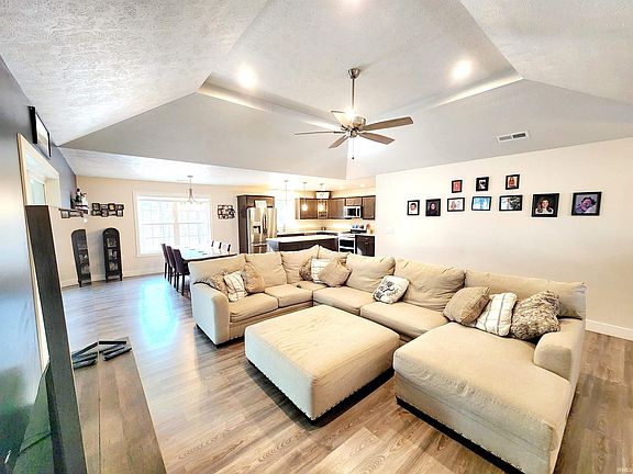 3rd image of 905 W Holly Dr