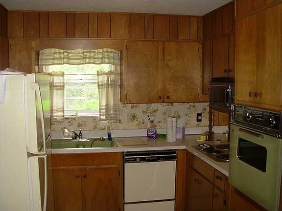 2nd image of 305 Briarwood Cir NW
