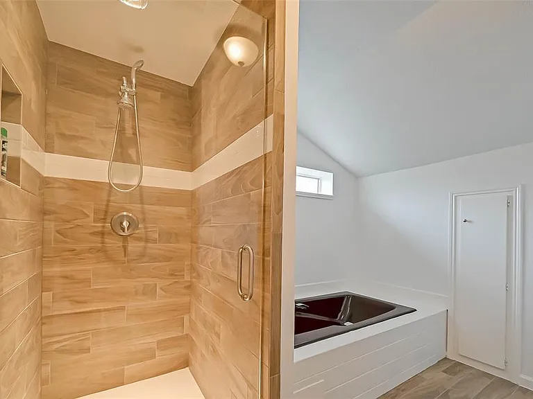 12111 Poulson Dr — Photo 30