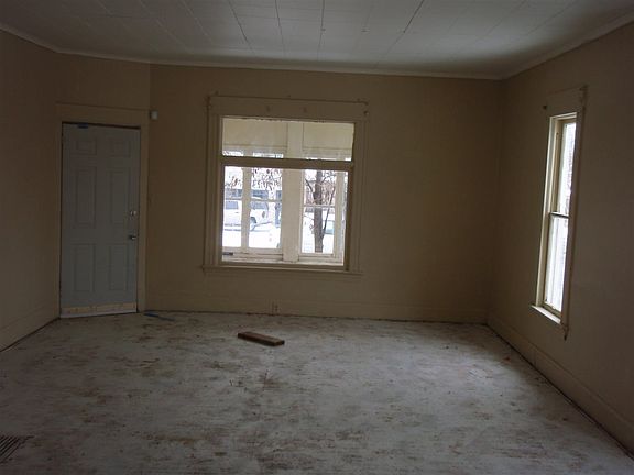 3rd image of 2426 W Broadway Ave