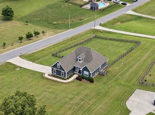 1002 Douglas Ct, Dickson, TN 37055
