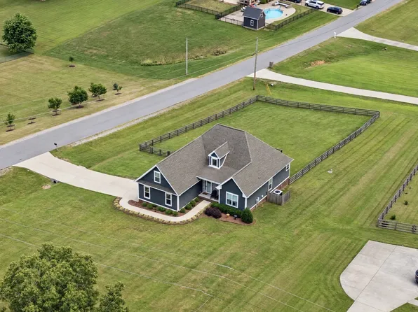 1002 Douglas Ct, Dickson, TN 37055