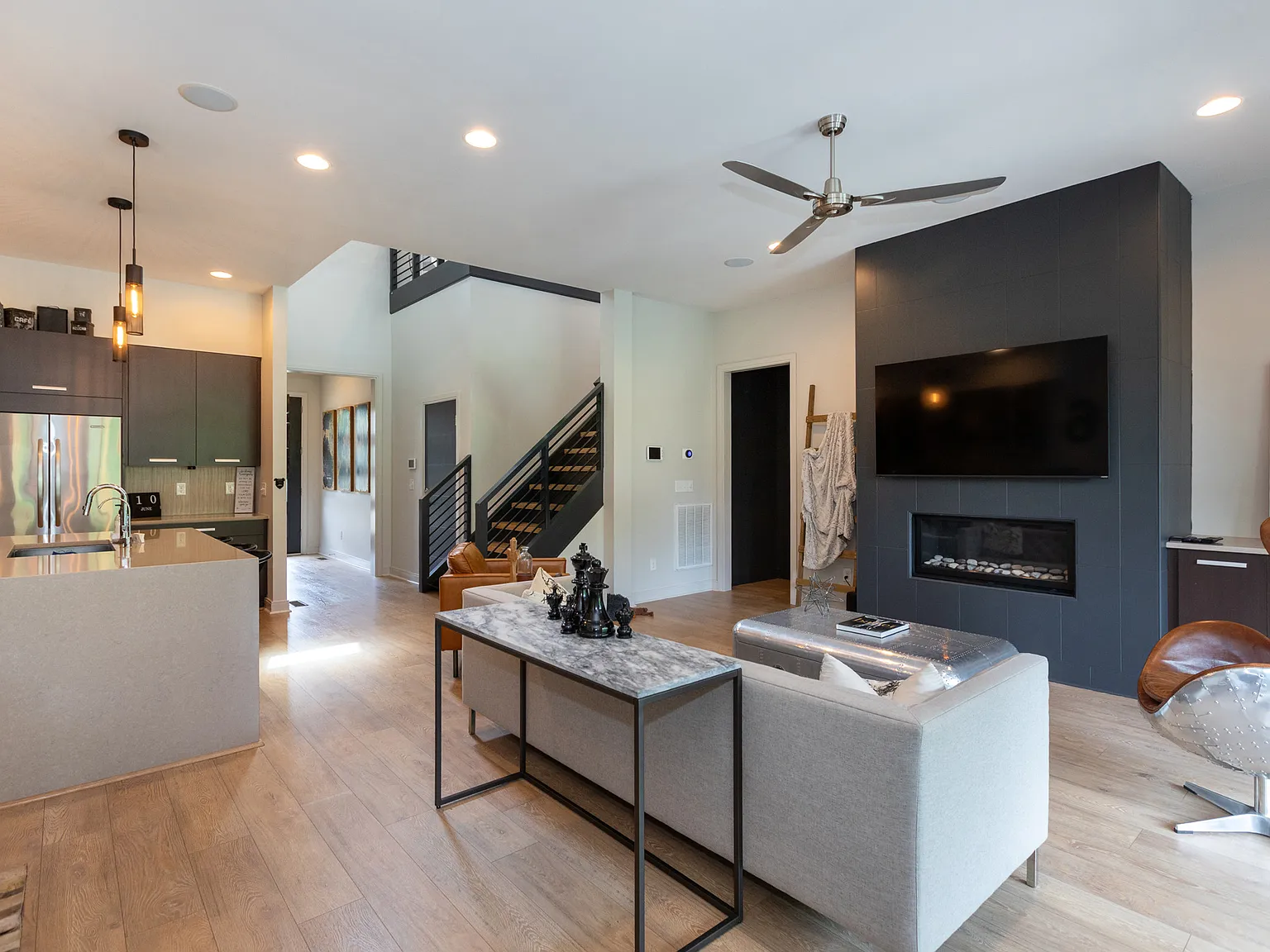 4 bed, 2842 sqft, $7,000 — Photo 2