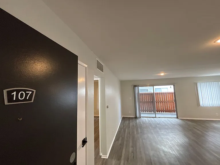 616 North Sweetzer Avenue — Photo 24