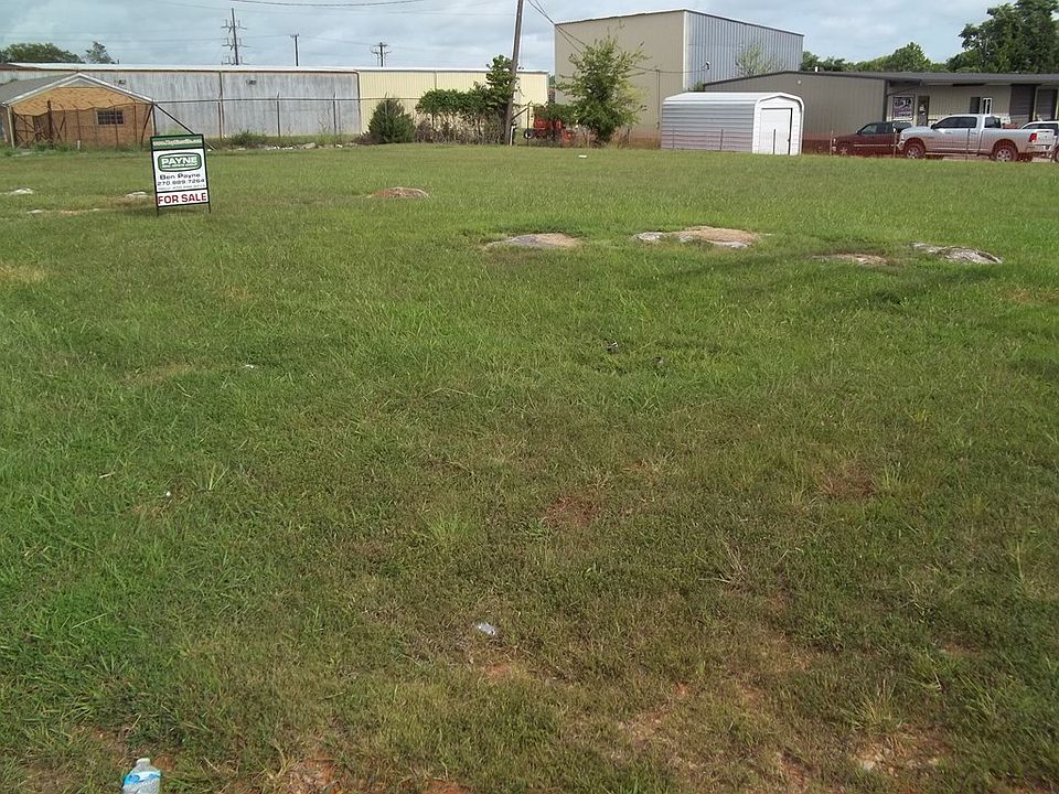 2nd image of 760 W 15th St