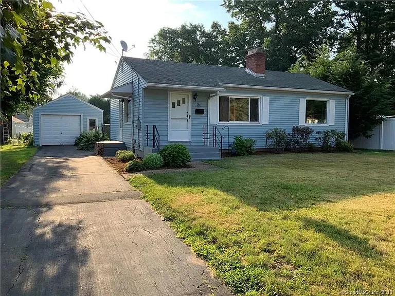 Front of house w detached garage