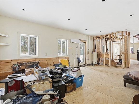 5th image of 109 Royalston Rd