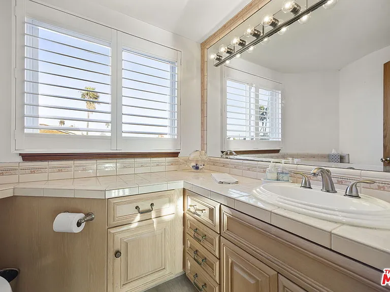 1005 Ocean Dr — Photo 37