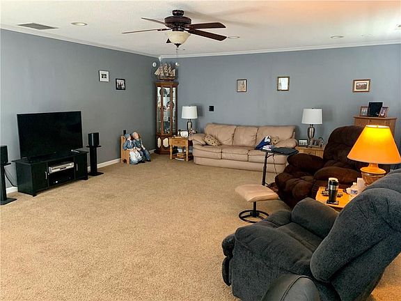 4th image of 606 Willow Dr
