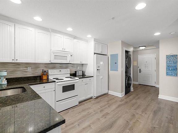 5th image of 399 2nd St Unit 216