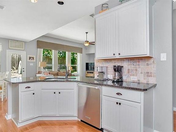 5th image of 4929 Carrotwood Dr