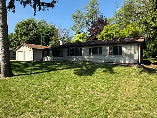 242 Kenneth St Photo 1