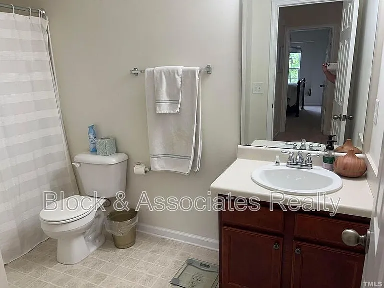 124 Longchamp Ln — Photo 9