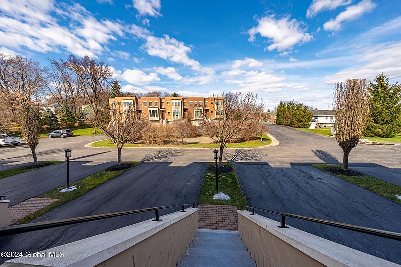 5th image of 10 Bryn Mawr Court