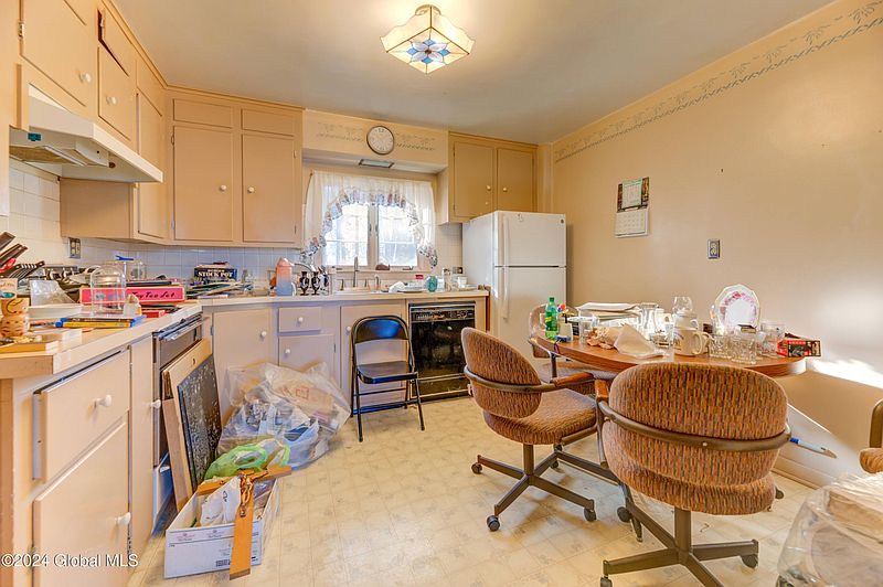 4th image of 194 Prospect Avenue