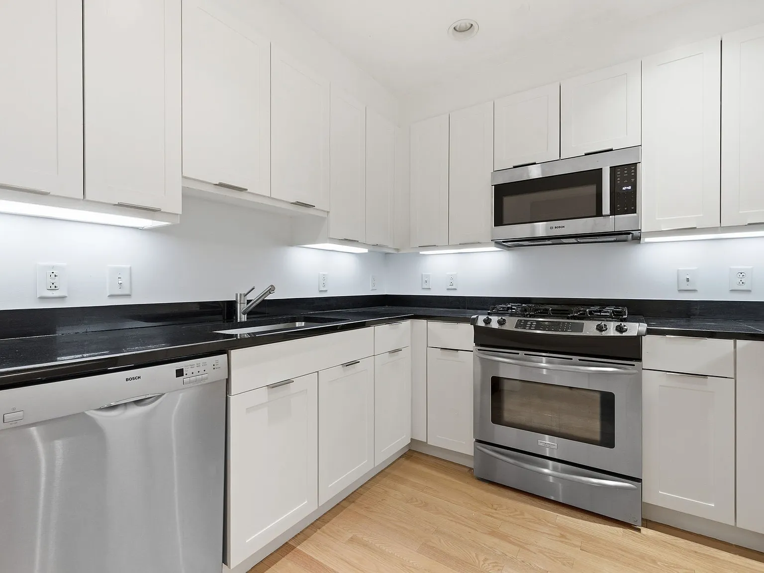 2 bed, 1405 sqft, $6,000 — Photo 3