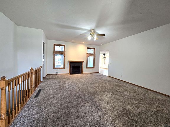 4th image of 415 Brookshire Ct