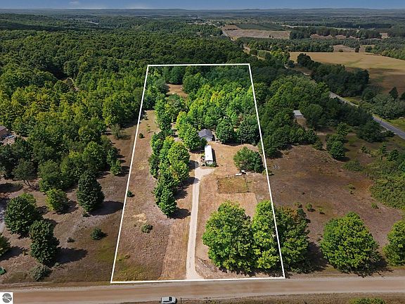 3rd image of 12898 Litzen Rd