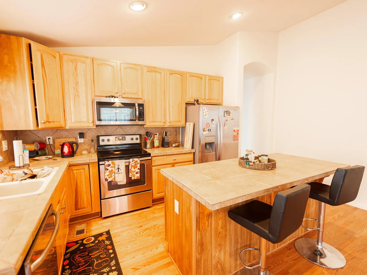 3 bed, 3400 sqft, $3,200 — Photo 4