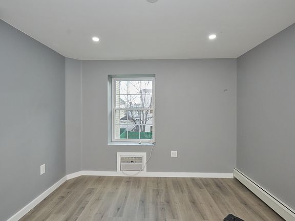 4th image of 1822 Mohegan Ave #2