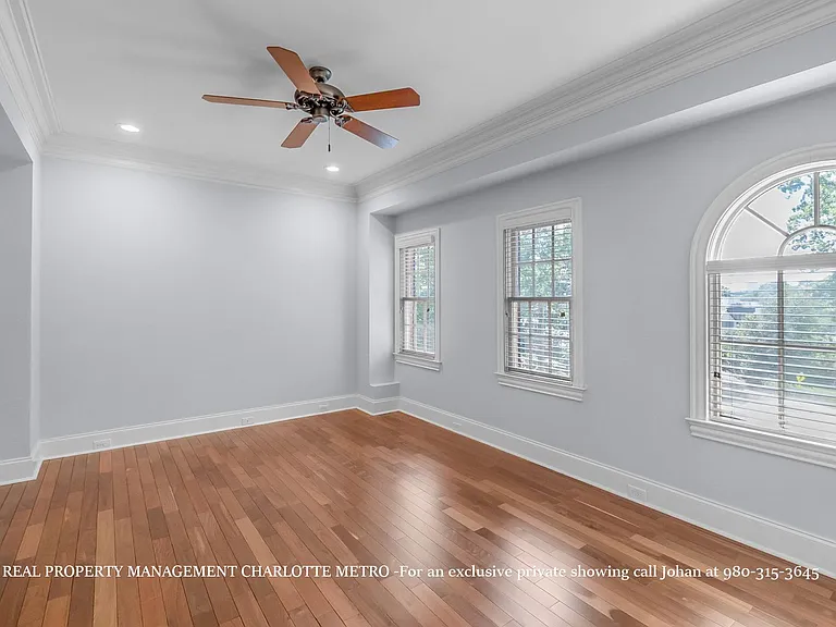 529 Queens Rd — Photo 37