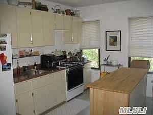 4th image of 9822 Metropolitan Ave