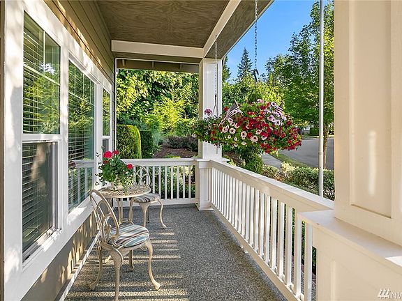 3rd image of 2532 22nd Ave NE