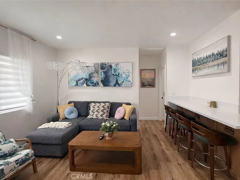559 E Juanita Ave — Photo 2