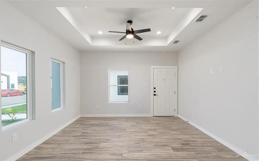 3 bed, 2.0 bath, 1001 sqft, $1,200 — Photo 3