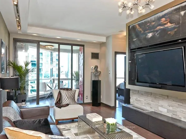 10 Yonge St #3604, Toronto, ON M5E 1R4