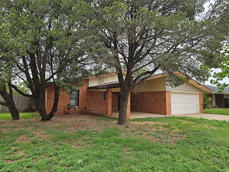 2300 Moberly Dr — Photo 1