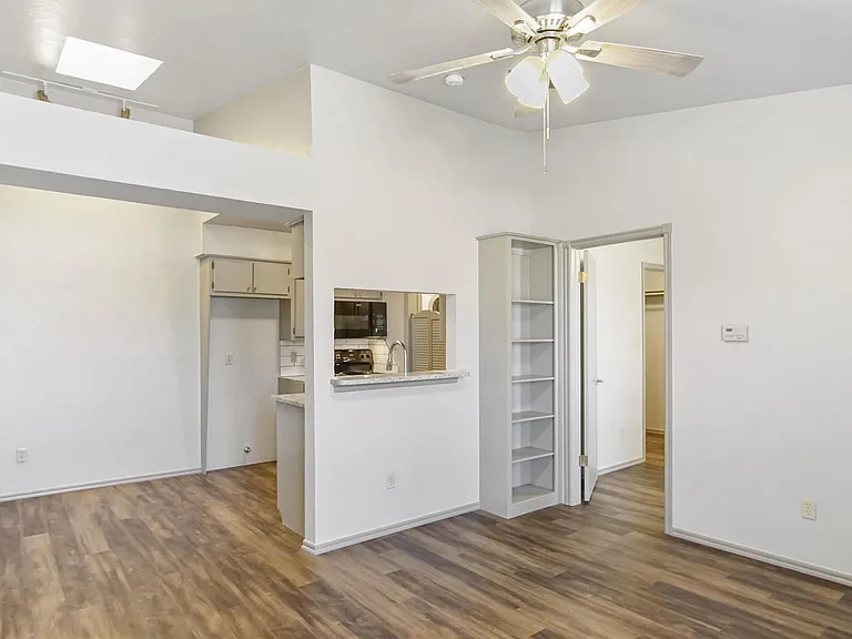 1000 Rambling Oaks Dr #6 — Photo 5