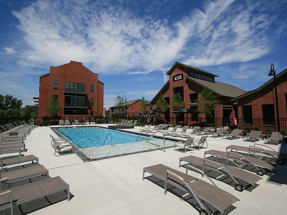 Resort Style Pool with tanning ledge