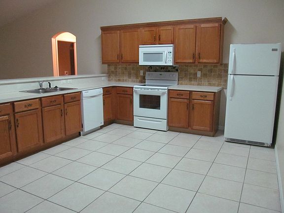 4th image of 2457 SW Washington St
