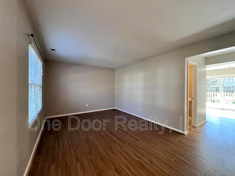 1103 London Company Way — Photo 2