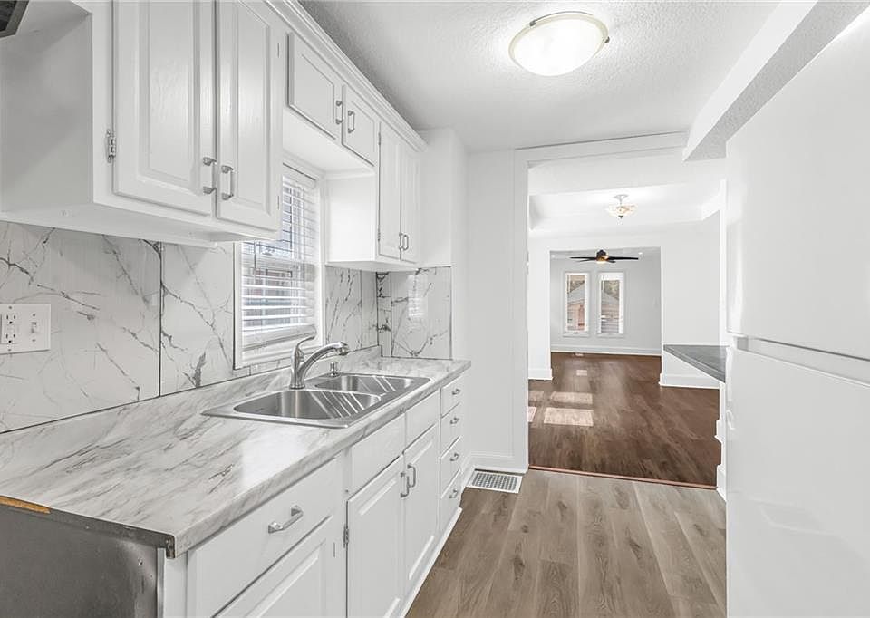 10th image of 2231 Denver Ave