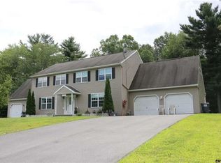 34 Cambridge Dr, Halfmoon, NY 12065