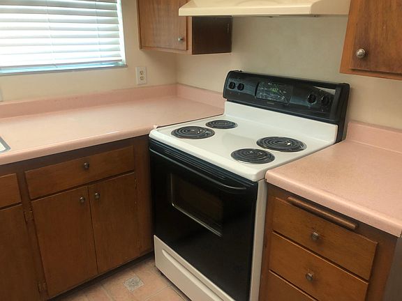 4th image of 11 Rainier Cir