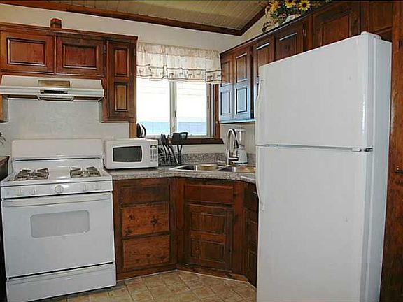 3rd image of 122 Highland Ln
