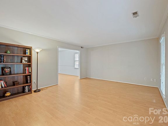 4th image of 1122 Berry Ridge Rd