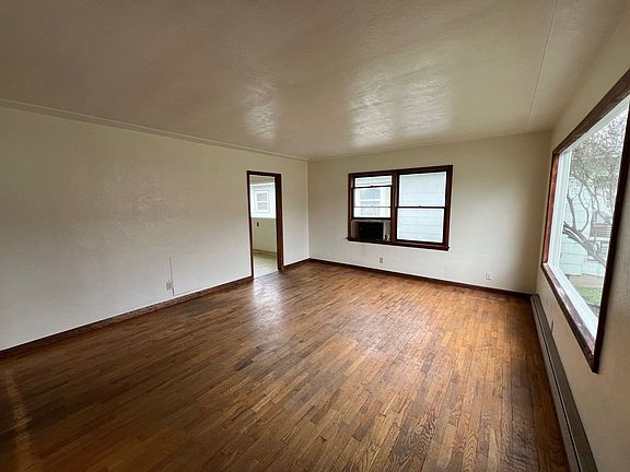 2nd image of 1456 SE Pine St